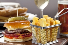 Gourmet_burger_with_chips
